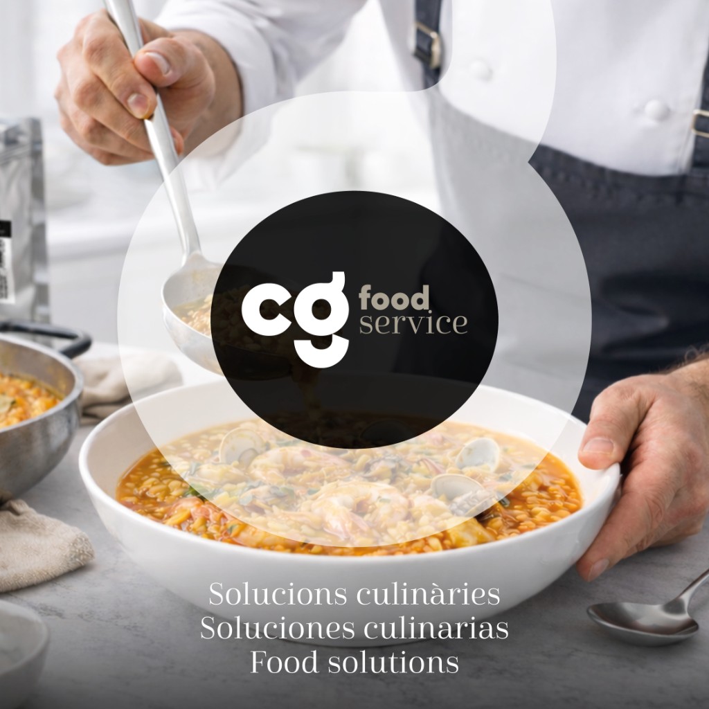 Xef servint un arròs amb marisc; logotip Can Garriga Food Service i textos Solucions culinàries en català, castellà i anglès